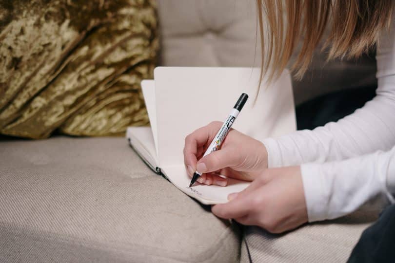 Mulher fazendo anotações em uma agenda