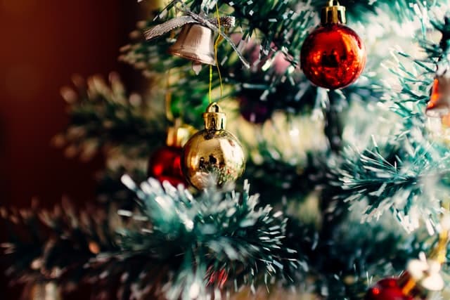 Bolas de natal penduradas em árvore de natal vista de perto