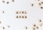 Letrinhas formando a palavra "Girl boss"