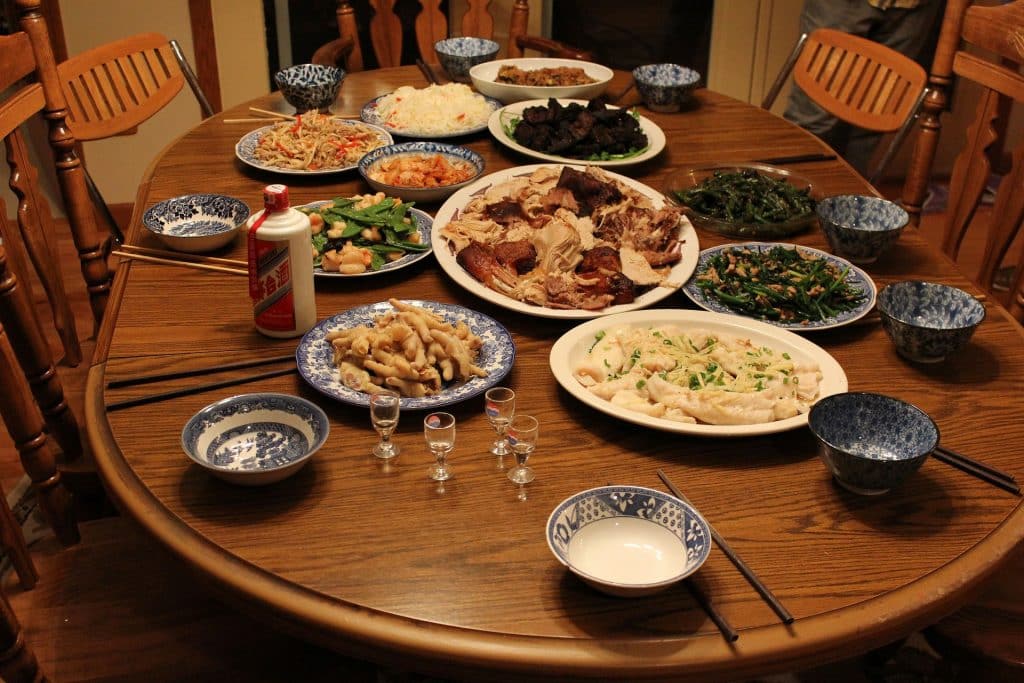 Imagem de uma linda mesa de madeira e sobre ela alimentos diversos para celebrar o dia de ação de graças.