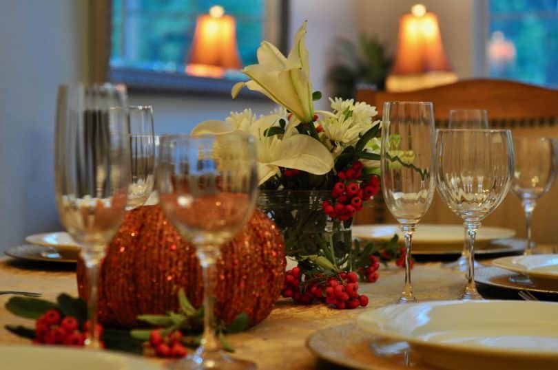 Imagem de uma linda mesa pronta e decorada para celebrar o dia de ação de graças.