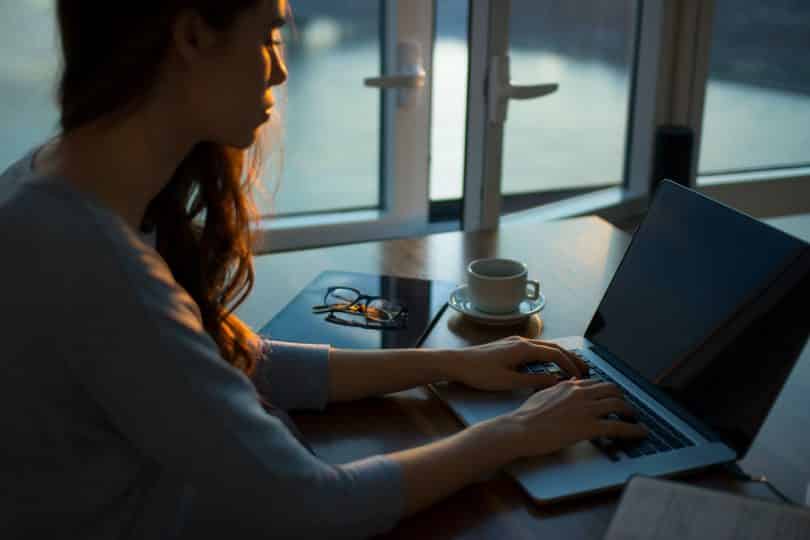 Mulher com as mãos no teclado do computador