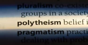Palavra "polytheism" destacada no dicionário