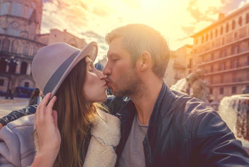 Casal tirando um selfie enquanto se beija