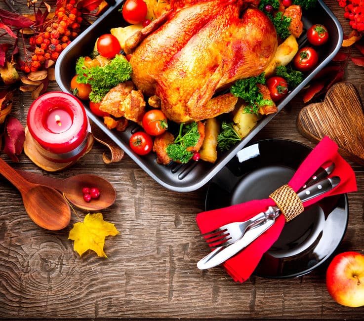 Mesa de natal decorada e com peru de natal