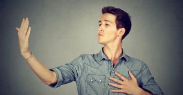 Homem com uma expressão facial simbolizando arrogância