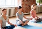 grupo de mulheres fazendo meditação