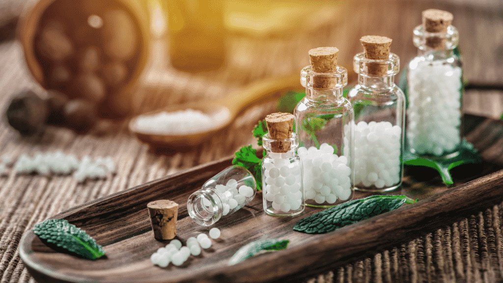 Medicamentos de homeopatia e ervas sobre uma mesa