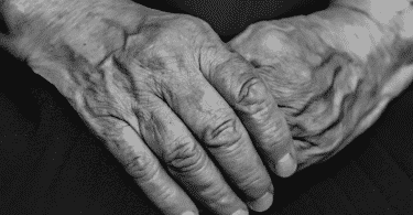 Foto das mãos de um idoso