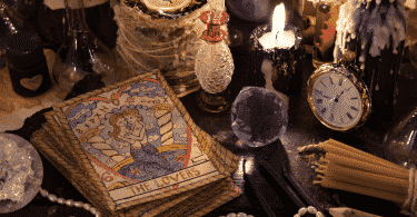 Mesa com livro de magia e poções
