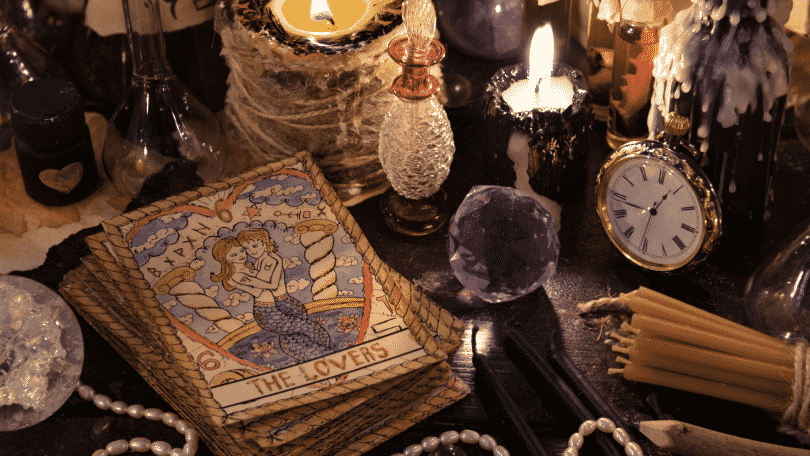 Mesa com livro de magia e poções