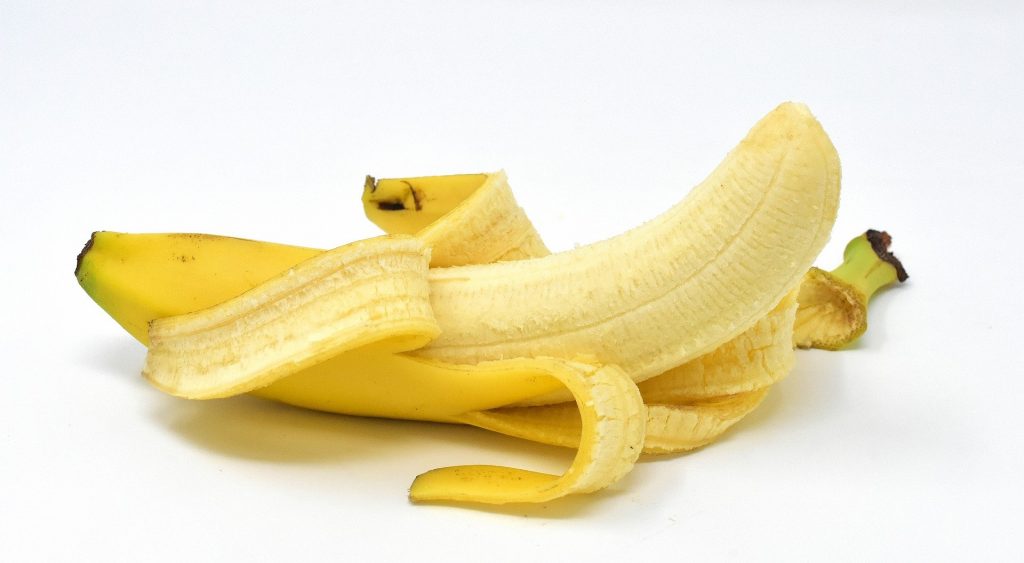 Imagem de uma banana nanina já descascada e pronta para ser degustada.
