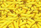 Imagem de uma bancada de bananas amarelinhas.