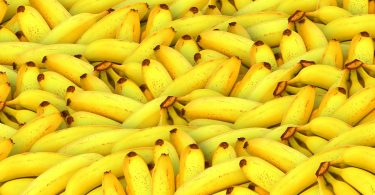 Imagem de uma bancada de bananas amarelinhas.