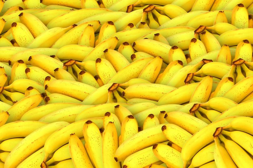 Imagem de uma bancada de bananas amarelinhas.