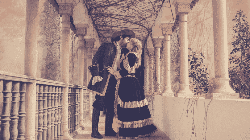 Romeu e julieta se beijando em uma sacada