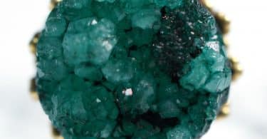 Imagem de uma linda pedra de quartzo verde.