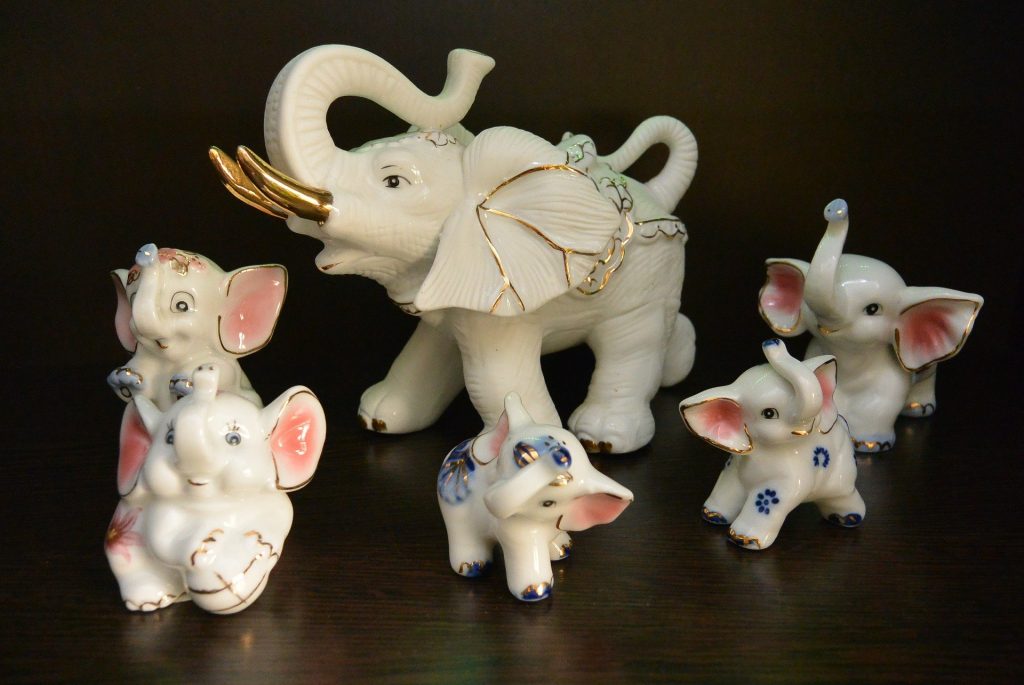 Imagem de amuletos de elefantes brancos de diversos tamanhos.