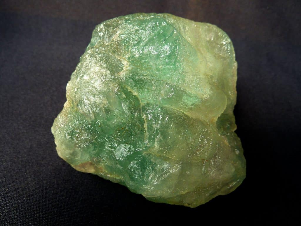 Imagem de um lindo quartzo verde em pedra bruta.
