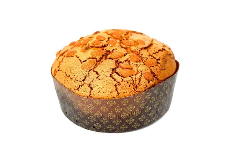 Imagem de um delicioso panetone que será utilizado como ingrediente principal do preparo de uma rabanada doce feita de panetone.
