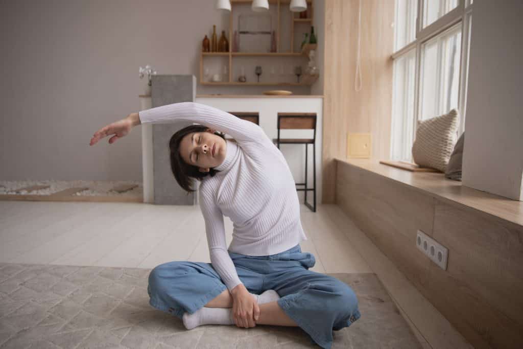 Mulher meditando em sua sala