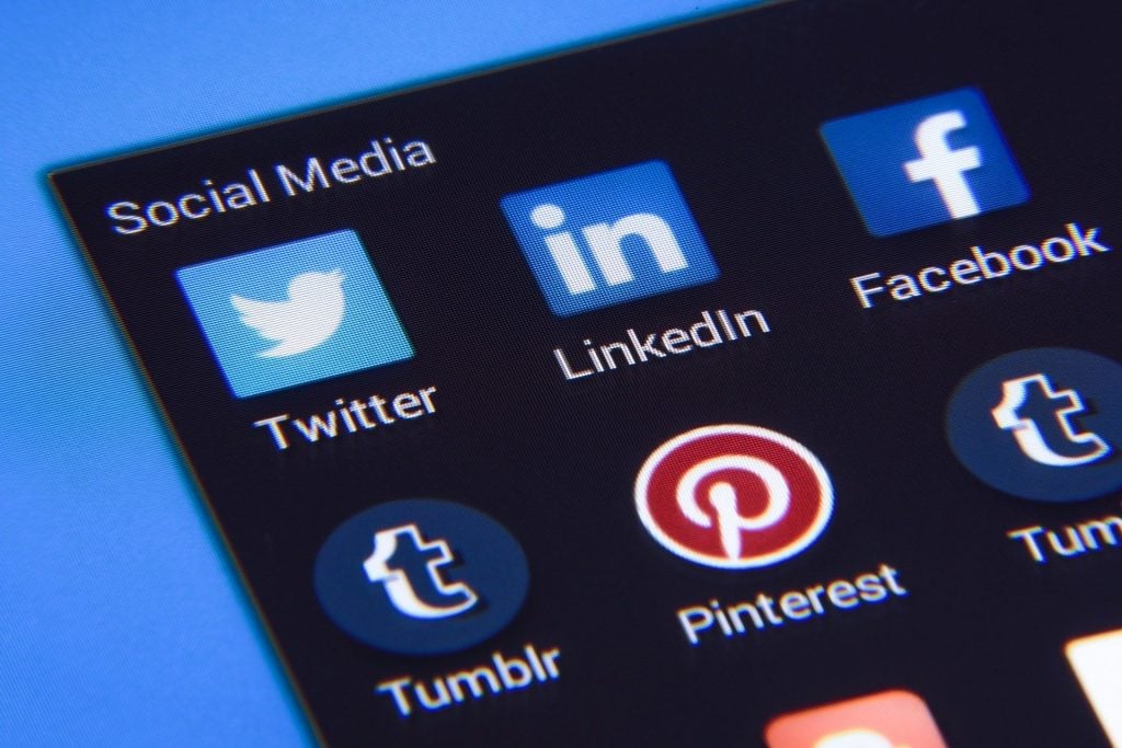 Imagem de uma tela de computador e nela aparecem todos os logos das redes sociais como o facebook, twitter, pinterest, entre outros.
