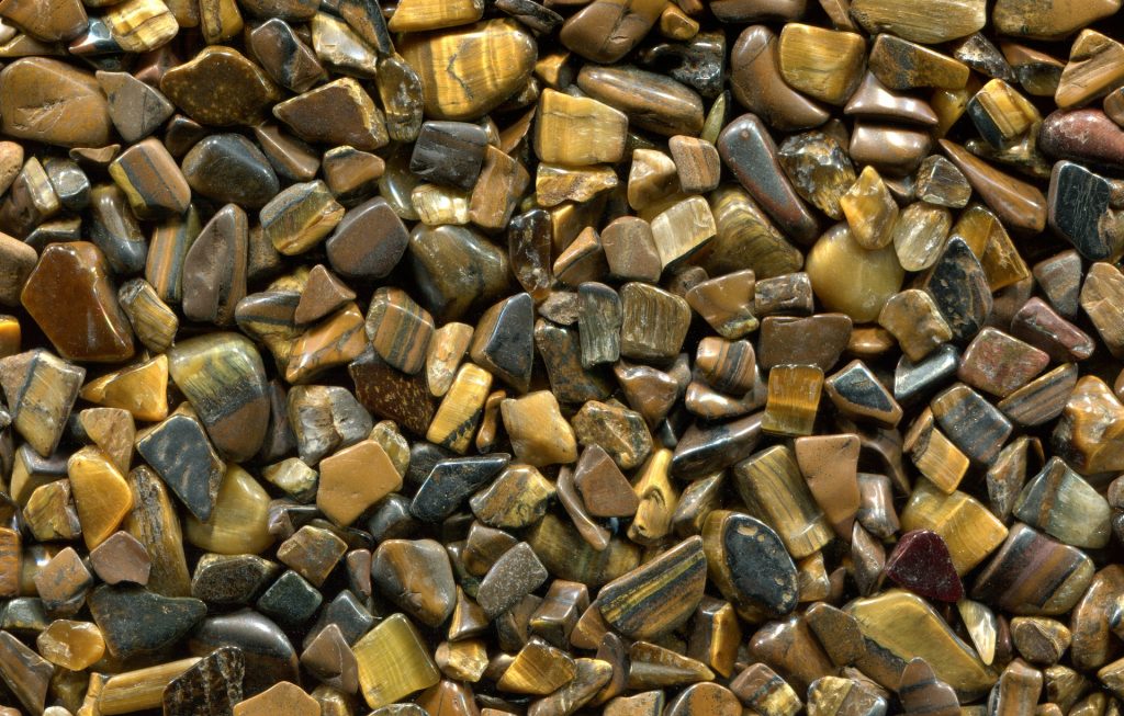 Imagem de várias pedrinhas de olho de tigre.