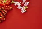 Decoração de Ano Novo chinês sobre fundo vermelho.