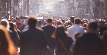 Pessoas andando na rua.