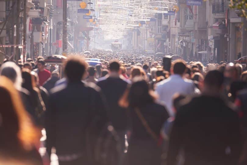 Pessoas andando na rua.