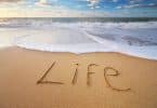 Palavra "Life" (vida em inglês) escrita na areia