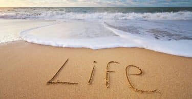 Palavra "Life" (vida em inglês) escrita na areia