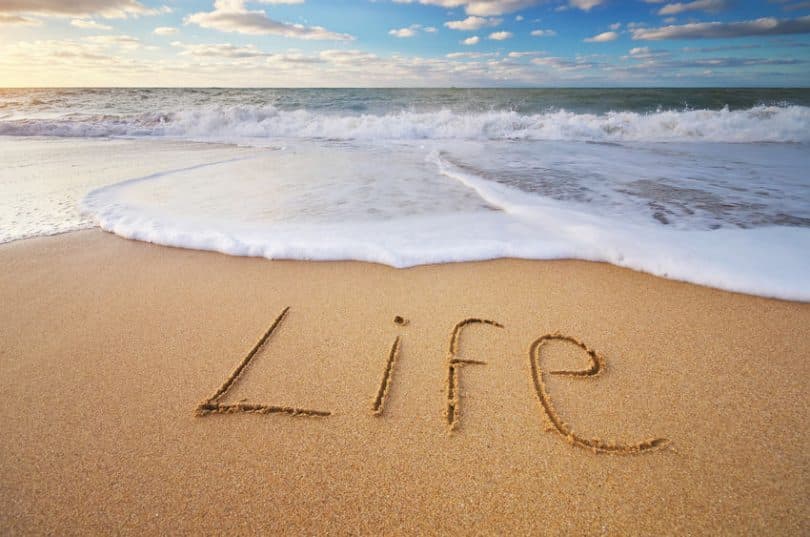 Palavra "Life" (vida em inglês) escrita na areia