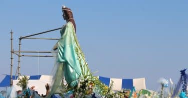 Imagem da estátua de Iemanjá sobre um caminhão em carreata pelas ruas do Rio de Janeiro em comemoração à data festiva dela.