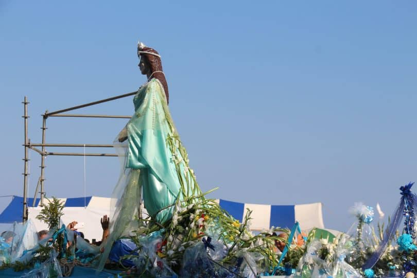 Imagem da estátua de Iemanjá sobre um caminhão em carreata pelas ruas do Rio de Janeiro em comemoração à data festiva dela.