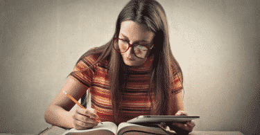 Garota de óculos estudando