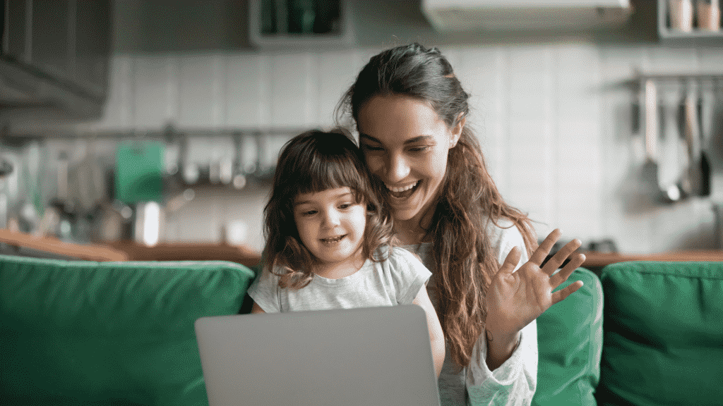 Mãe e filha fazendo uma videochamada pelo computador