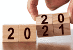 Mão mudando blocos de 2020 para 2021
