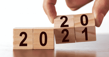 Mão mudando blocos de 2020 para 2021