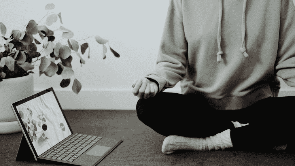 Homem meditando dentro de casa