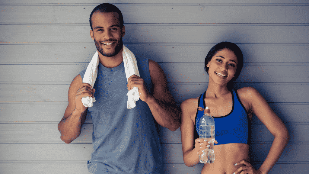 Homem e mulher com roupas esportivas