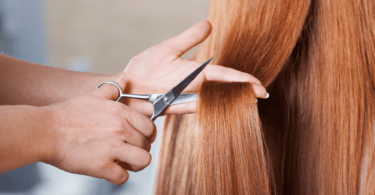 Pessoa cortando um cabelo