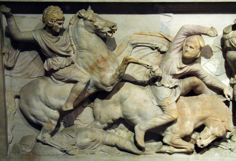 Reprodução de Alexandre guerreando em escultura