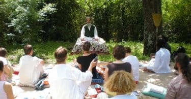 Pessoas sentadas em realização do Satsang