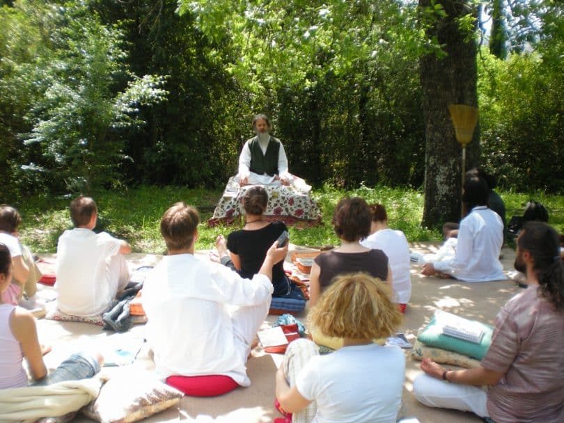 Pessoas sentadas em realização do Satsang