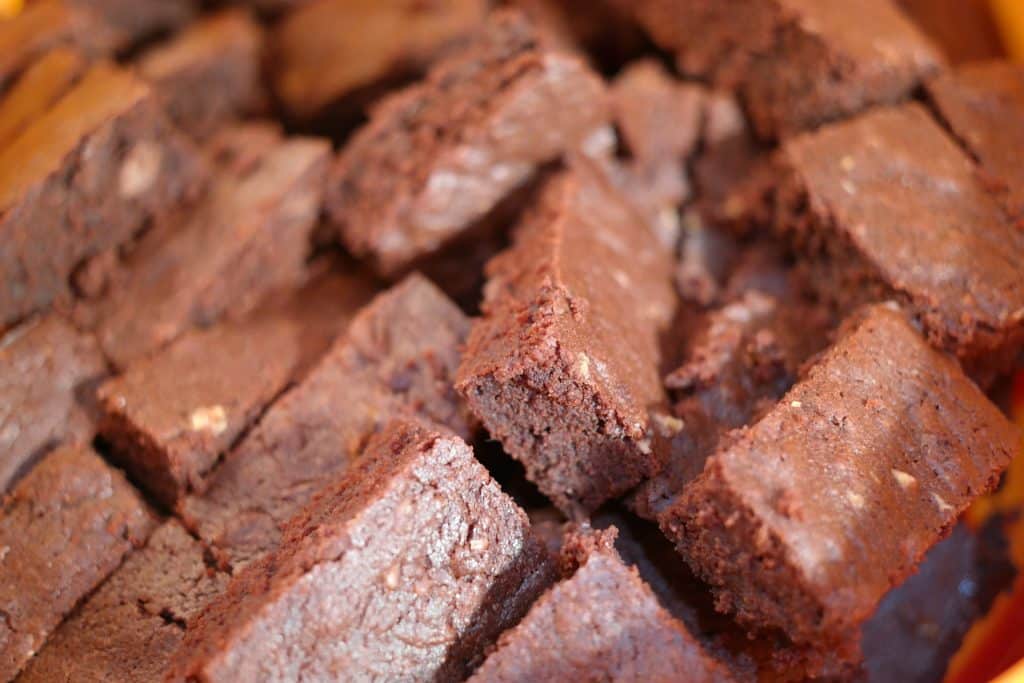 Imagem de uma travessa com vários pedaços de brownie de chocolate light.
