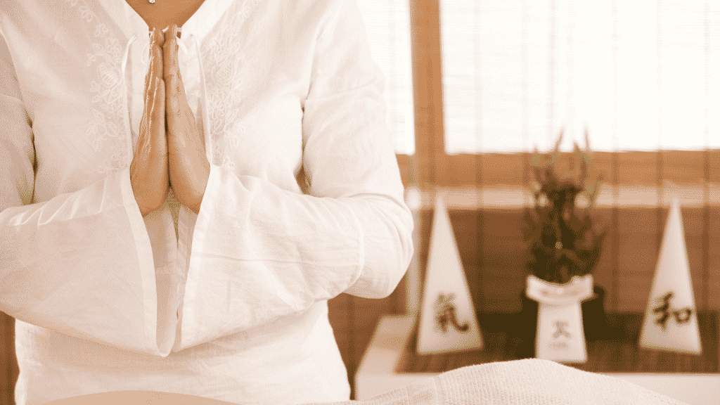 Mulher de camisa branca meditando