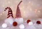 Imagem de dois elfos / gnomos vestidos de papel noel. Eles são pequenos, usam barbas longas e brancas e chapéus pontuados nas cores vermelho e branco. Eles são fofinhos.