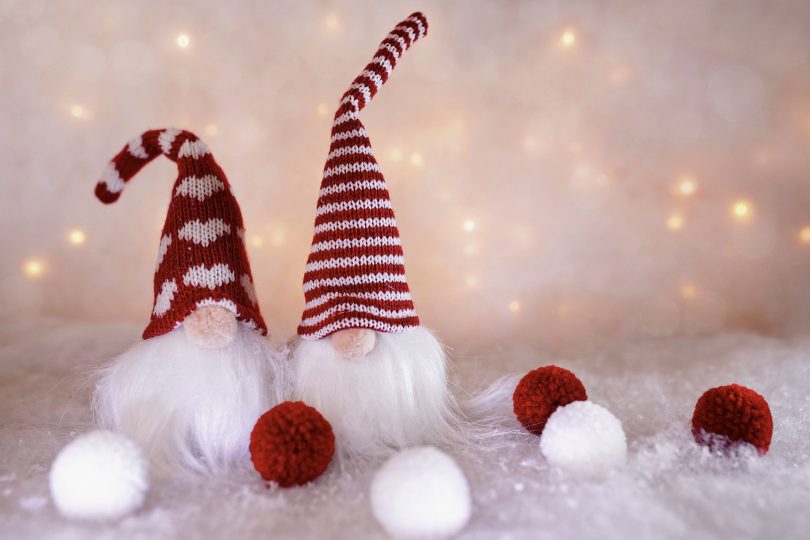 Imagem de dois elfos / gnomos vestidos de papel noel. Eles são pequenos, usam barbas longas e brancas e chapéus pontuados nas cores vermelho e branco. Eles são fofinhos.