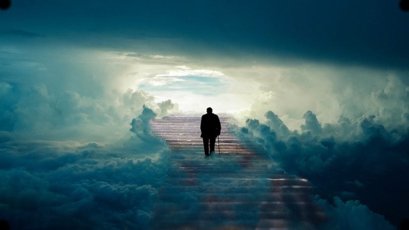 Imagem de um homem subindo as escadas que o levam para o céu. Ao lado, várias nuvens.